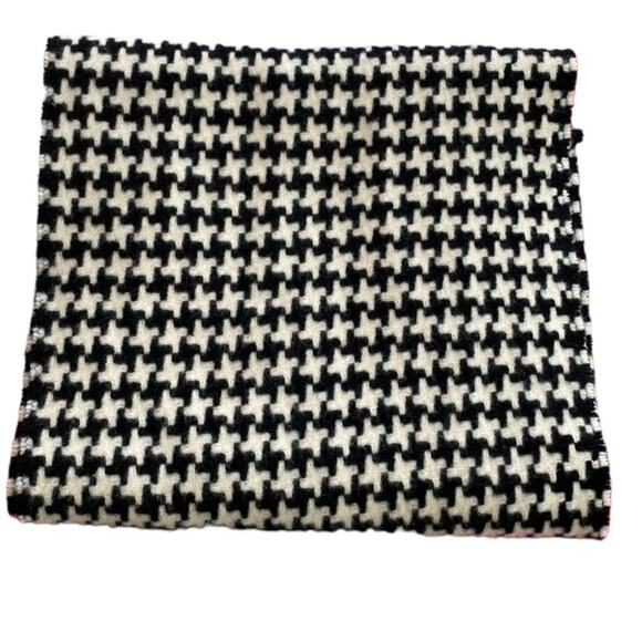 Burberry London Houndstooth Wool Scarf - Picture 2 of 5